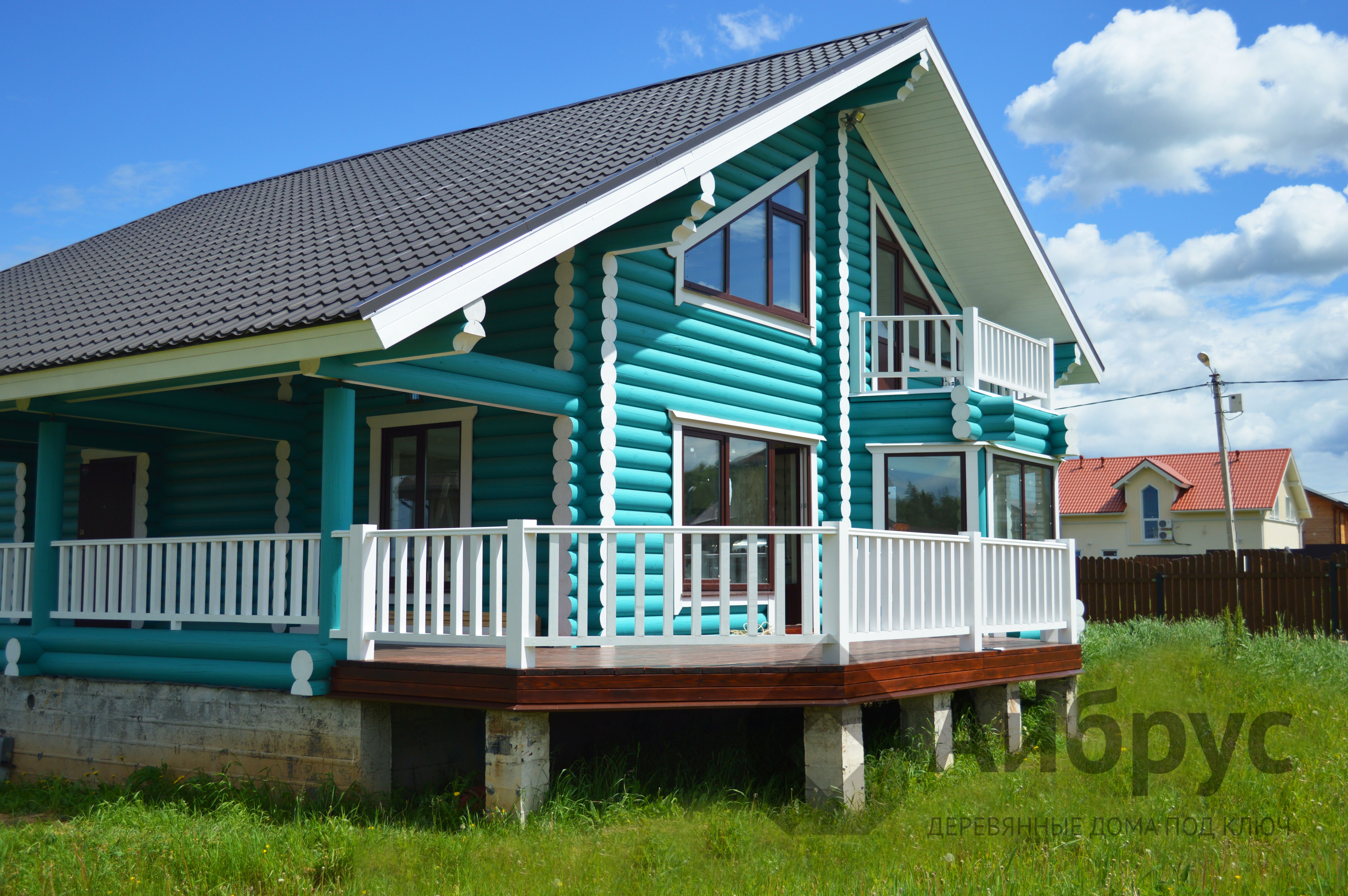 Фото деревянного дома с бетонным цоколем перед отделкой 