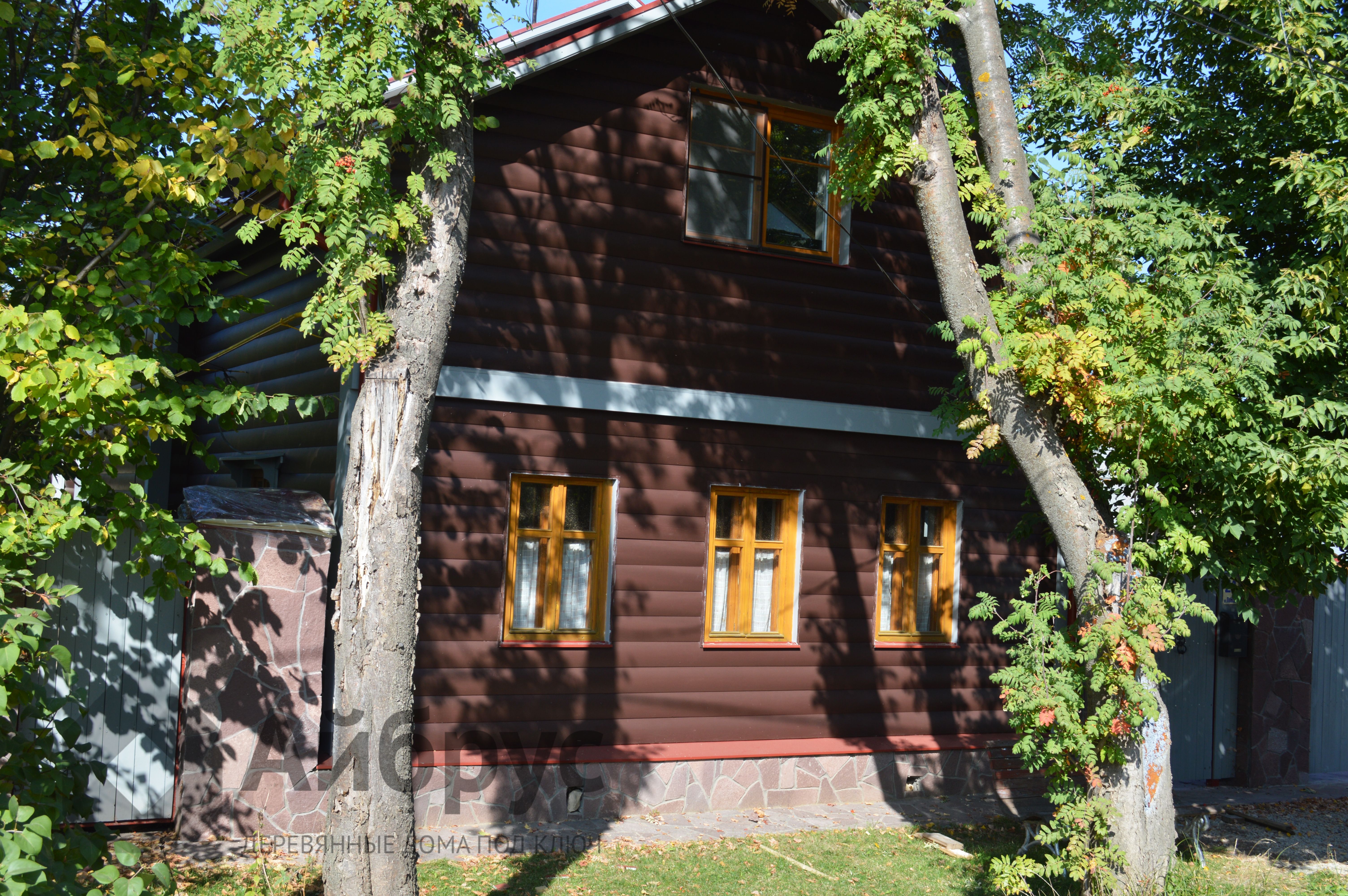 Фото отделки цоколя деревянного дома натуральным камнем