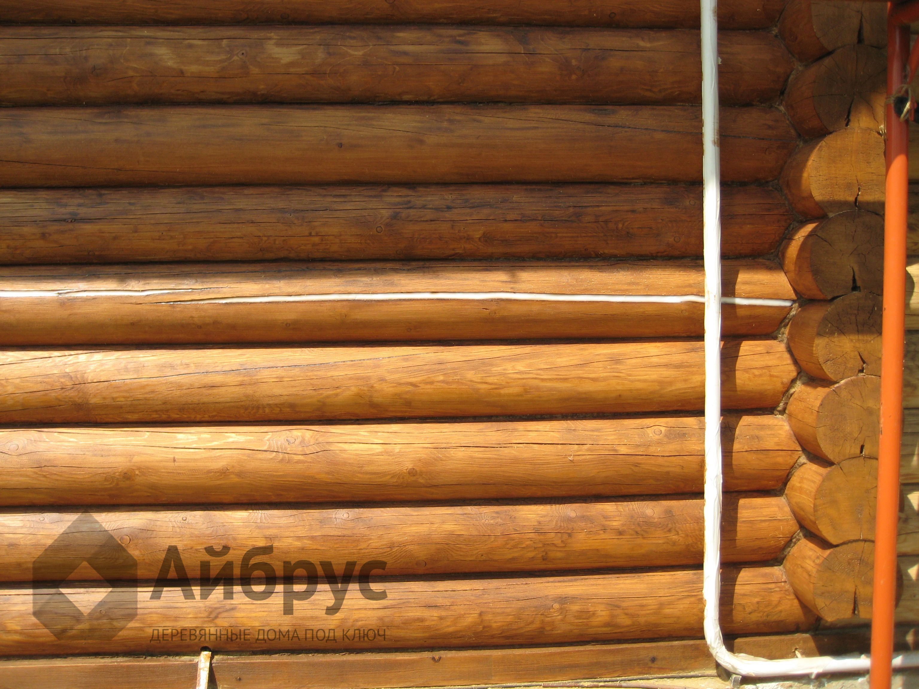 Фото конопатки швов паклей мастерами Айбруса снаружи дома